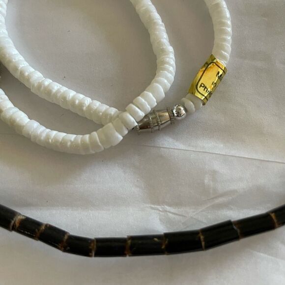 Bundle of shell necklace & 2 Bracelets - Picture 2 of 3